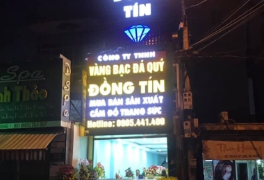 Nghệ Thuật Trong Kinh Doanh: Bồ Câu Trắng BMT Thiết Kế Biển Hiệu Kết Hợp Tranh Vẽ & Ánh Sáng